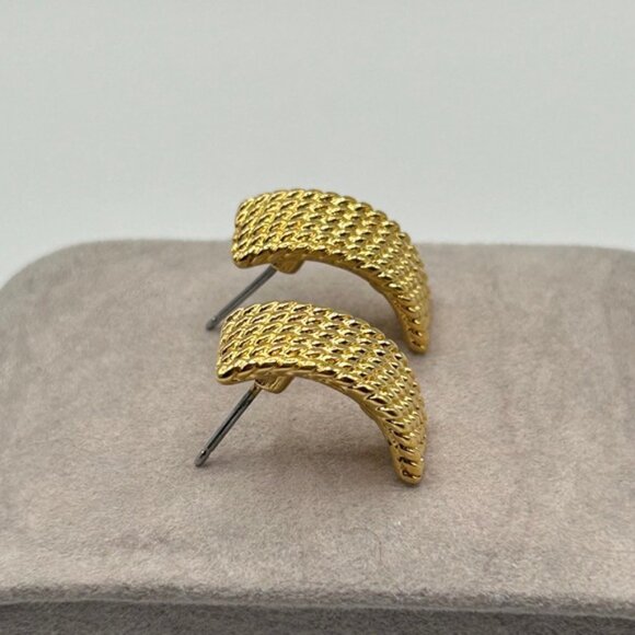 Monet - Vintage 90’s Gold Weaved Design Post Earrings - Picture 2 of 5